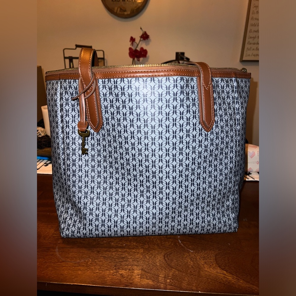 Fossil tote